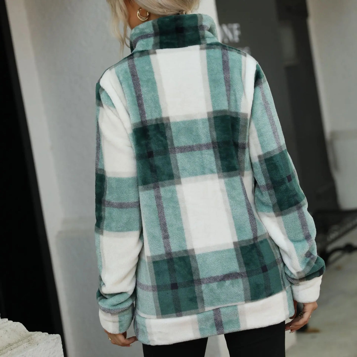 A mid-length, long-sleeved, stand-up collar, plaid zipper, loose golden mink fleece jacket for women