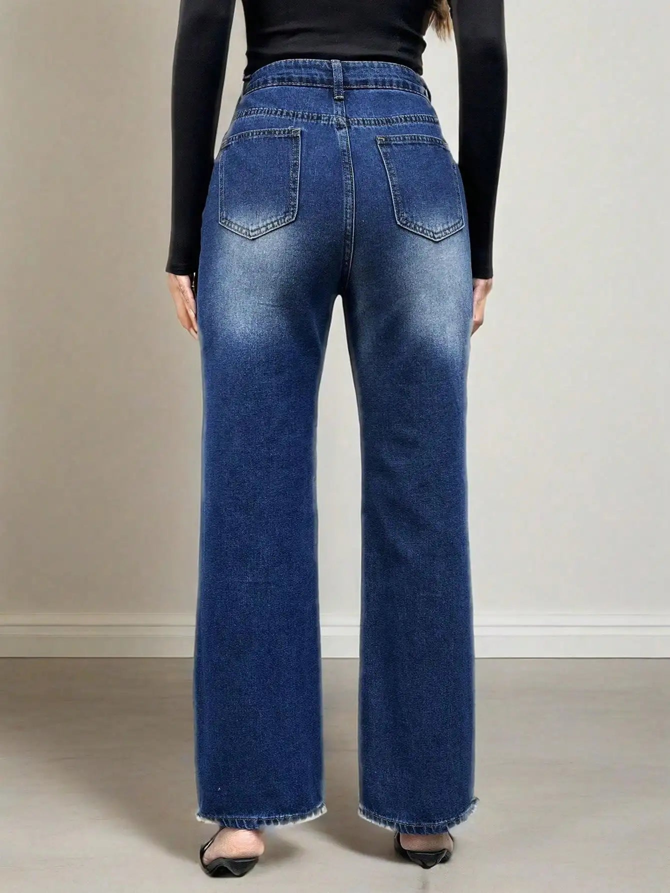 The latest women's retro straight-leg wide-leg jeans in the 21st century. Retro washed blue loose street-style jeans with pocket