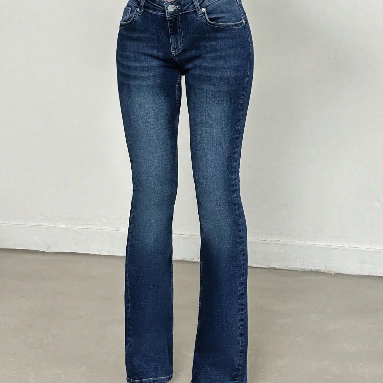 Fashion women's slim fit hip-lifting flared jeans